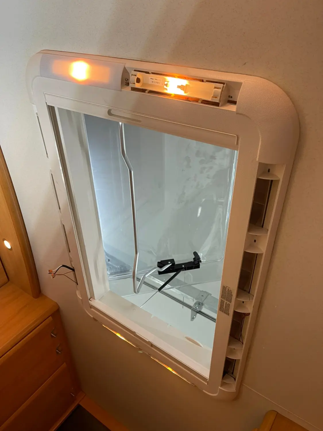 Caravan Goecke, repariertes Dachfenster