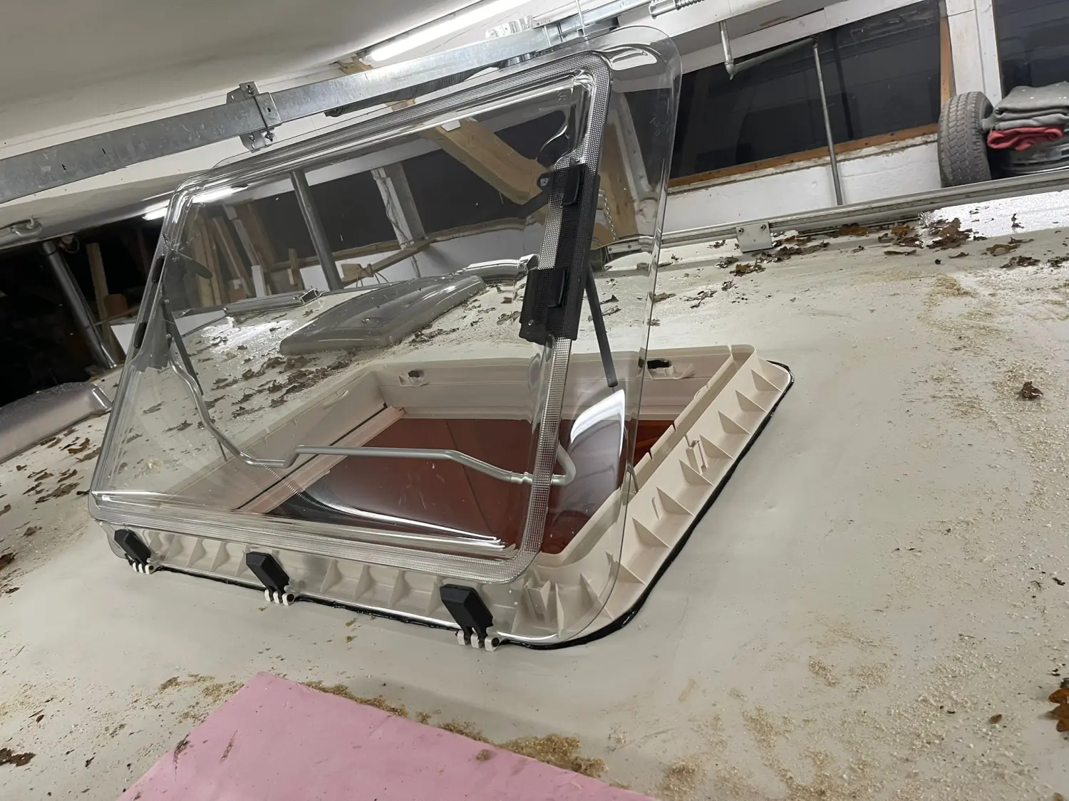 Caravan Goecke, Reparatur des Dachfensters in Arbeit